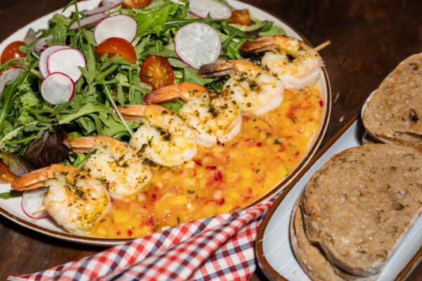 NAUJIENA! SALOTOS SU KREVEČIŲ IEŠMELIU IR MANGO SALSA